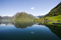 Fjordlandschaft unter blauem Himmel, Maurangsfjord, Folgefonn Halbinsel, Kvinnherad, Hardangerfjord, Hardanger, Norwegen, Skandinavien, Europa