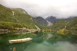 Boot auf dem grünen See Bondhusvatnet mit Blick auf den Gletscher Bondhusbrea, Sunndal, Folgefonn Halbinsel, Kvinnherad, Hordaland, Norwegen, Skandinavien, Europa