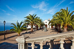 Dorfkirche hinter Palmen im Sonnenlicht, Santo Domingo de Garafia, La Palma, Kanarische Inseln, Spanien, Europa