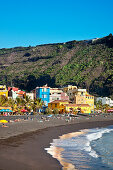 Menschen am Strand vor dem Küstenort Puerto Tazacorte, La Palma, Kanarische Inseln, Spanien, Europa
