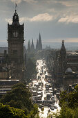 Blick vom Calton Hill auf die Princes Street und Balmoral Hotel, Edinburgh, Schottland, Europa
