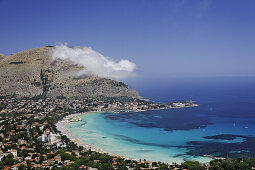 Blick auf Mondello mit Sandstrand, Palermo, Sizilien, Italien