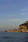 Blick auf Cefalu mit Rocca di Cefalu, Cefalu, Sizilien, Italien