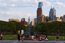 Blick vom Museum of Art auf den Benjamin Franklin Parkway und die Downtown, Philadelphia, Pennsylvania, USA