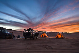 Zelten in der libyschen Wüste, Libyen, Sahara, Afrika