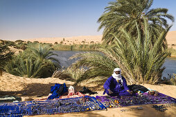 Tuareg selling souvenirs at Mandara Lakes, oasis Um el Ma, libyan desert, Libya, Sahara, North Africa