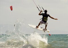 Ausrüstung, Aussen, Brandung, Drachen, Draussen, Erwachsener, Fit, Fliege, Fliegen, Flug, Flüge, Fly-surfing, Gesund, Horizontal, In form, In guter Form, Kite-boarding, Kite-surf, Kiteboarding, Kitesurf, Mann, Meer, Mensch, Spaß, Sport, Springen, Sprung, 