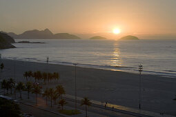 Sonnenaufgang am Copacabana Strand in Rio de Janeiro, Brasilien