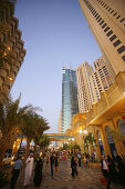 Menschen am Abend in der Jumeirah Beach Residence, Dubai, VAE, Vereinigte Arabische Emirate, Vorderasien, Asien