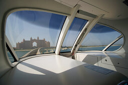 Blick aus der Monorail auf das Hotel Atlantis auf der Palm Jumeirah, Dubai, VAE, Vereinigte Arabische Emirate, Vorderasien, Asien