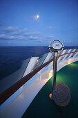 Fernglas auf dem Kreuzfahrtschiff AIDA Bella am Abend, Mittelmeer