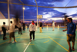 Menschen spielen Basketball auf dem Kreuzfahrtschiff AIDA Bella am Abend