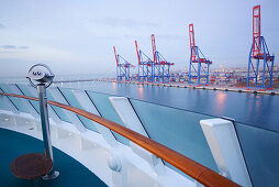 AIDA Kreuzfahrtschiff im Hafen von Malaga am Abend, Malaga, Spanien, Europa