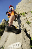 Frau klettert an Felswand, Routenname Conte Max angeschrieben, Naturpark Porto Venere, Nationalpark Cinque Terre, UNESCO Welterbe, Ligurien, Italien
