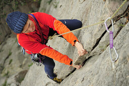 Frau klettert an senkrechter Felswand, Klettergarten, Toskana, Italien