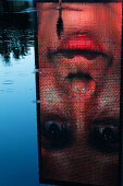 Spiegelung im Wasser, The Crown Fountain von Jaume Plensa, Millenium Park, Chicago, Illinois, USA