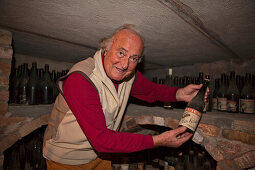 Giacomo Vico in seinem Weinkeller, Canale, Roero, Piemont, Italien
