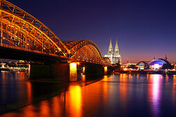 Blick über den Rhein auf Hohenzollernbrücke, Dom, Hauptbahnhof und Musical-Dome, Köln, Rhein, Nordrhein-Westfalen, Deutschland