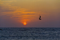 Kitesurfer in der Luft bei Sonnenuntergang, Banana Beach, Tel Aviv, Israel, Naher Osten