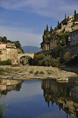 Römische Brücke über den Fluß  l'Ouveze und mittelalterliche Stadt Vaison la Romaine, Mont Ventoux im Hintergrund, Vaucluse, Provence, Frankreich, Europa