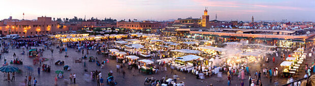 Panorama von Jemaa El Fna, der zentrale Marktplatz in Marrakesch, Marokko, Afrika