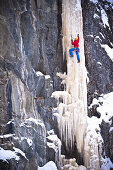 Eiskletterer an einem Eisfall, Rjukan, Telemark, Norwegen