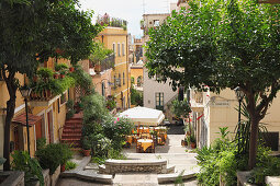 Sonnige Gasse mit Restaurant in Taormina, Provinz Messina, Sizilien, Italien, Europa