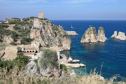 Ehemalige Thunfischfangstelle in einer Bucht, Tonnara di Scopello, Golf von Castellammare, Tyrrhenhisches Meer, Provinz Trapani, Sizilien, Italien, Europa