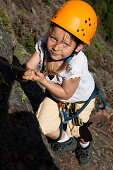 Mädchen klettert am Klettersteig am Skuleberget, Höga Kusten, Västernorrland, Schweden, Europa