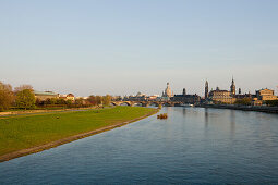 Stadtpanorama mit Elbe, Elbwiesen, Augustusbrücke, Frauenkirche, Ständehaus, Hofkirche, Hausmannsturm. Turm des Residenzschlosses Dresden, Semperoper, Dresden, Sachsen, Deutschland