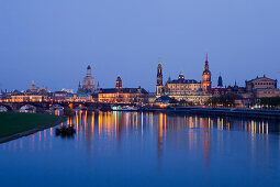 Stadtpanorama mit Elbe, Augustusbrücke, Lipsius-Bau, Frauenkirche, Brühlsches Palais, Ständehaus, Hofkirche, Hausmannsturm, Turm des Residenzschlosses Dresden, Semperoper, opera house, Dresden, Sachsen, Deutschland