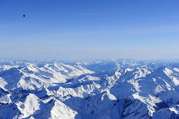 Heißluftballon fliegt hoch über Zillertaler Alpen mit Schrammacher und Hochfeiler im Winter, Luftaufnahme, Zillertaler Alpen, Südtirol, Italien, Europa