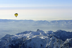 Heißluftballon fliegt hoch über Belluneser Dolomiten und Piavetal, Luftaufnahme, Dolomiten, Venetien, Italien, Europa