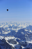 Heißluftballon fliegt hoch über Dolomiten und Tauern mit Großglockner, Luftaufnahme, Dolomiten, Venetien, Italien, Europa