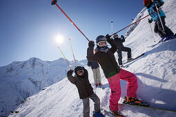 Kinder fahren Ski, Silvretta, Galtür, Paznauntal, Tirol, Österreich