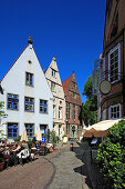 Menschen im Strassencafe und historische Häuser im Schnoor Viertel, Hansestadt Bremen, Deutschland, Europa
