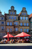 Historische Bürgerhäuser und Strassencafes am Marktplatz im Sonnenlicht, Hansestadt Bremen, Deutschland, Europa