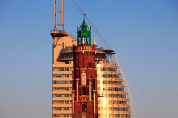 Leuchtturm Loschenturm vor dem Atlantic Hotel Sail City, Bremerhaven, Hansestadt Bremen, Deutschland, Europa