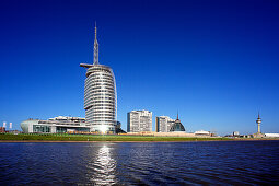 Blick zum neuen Hafen mit  Klimahaus 8° Ost, Atlantic Hotel Sail City und Einkaufszentrum Mediterraneum, Bremerhaven, Hansestadt Bremen, Deutschland, Europa