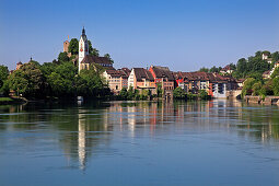 Stadt am Rhein im Sonnenlicht, Laufenburg, Hochrhein, Kanton Aargau, Schweiz, Europa