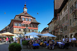 Menschen in Strassencafes vor dem Rathaus am Rathausplatz, Stein am Rhein, Hochrhein, Bodensee, Untersee, Kanton Schaffhausen, Schweiz, Europa