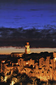 Beleuchtete Tuffstein Stadt am Abend, Pitigliano, Provinz Grosseto, Toskana, Europa