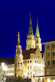 Schöner Brunnen am Hauptmarkt und Sebalduskirche, Nachtaufnahme, beleuchtet, St. Sebaldus, Nürnberg, Bayern, Deutschland