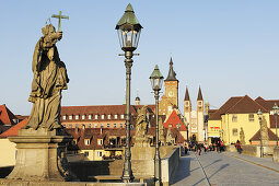 Alte Mainbruecke bridge with view towards the old city of Wuerzburg, Wuerzburg, Bavaria, Germany