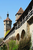 Parapet walk and Klingentor gate, city wall, Rothenburg ob der Tauber, Bavaria, Germany