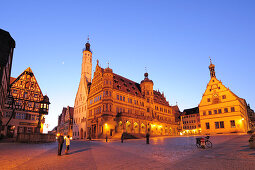 Marktplatz von Rothenburg bei nacht, beleuchtet, Rothenburg ob der Tauber, Bayern, Deutschland