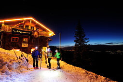 Drei Männer auf Skitour bei Nacht erreichen das Staufner Haus, Hochgrat, Nagelfluhkette, Allgäuer Alpen, Allgäu, Bayern, Deutschland