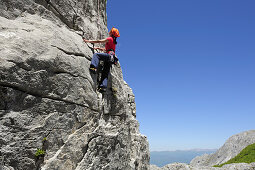 Frau klettert an Felswand, nahe Rifugio Rossi, Pania della Croce, Toskana, Italien