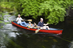 Vater Kinder und Großvater mit dem Kanu auf der Würm, Oberbayern, Deutschland