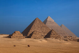 Königinnenpyramiden im Vordergrund und die Pyramiden des Miykerinos, des Chefren und Cheops (von links), Gizeh, Kairo, Ägypten, Afrika